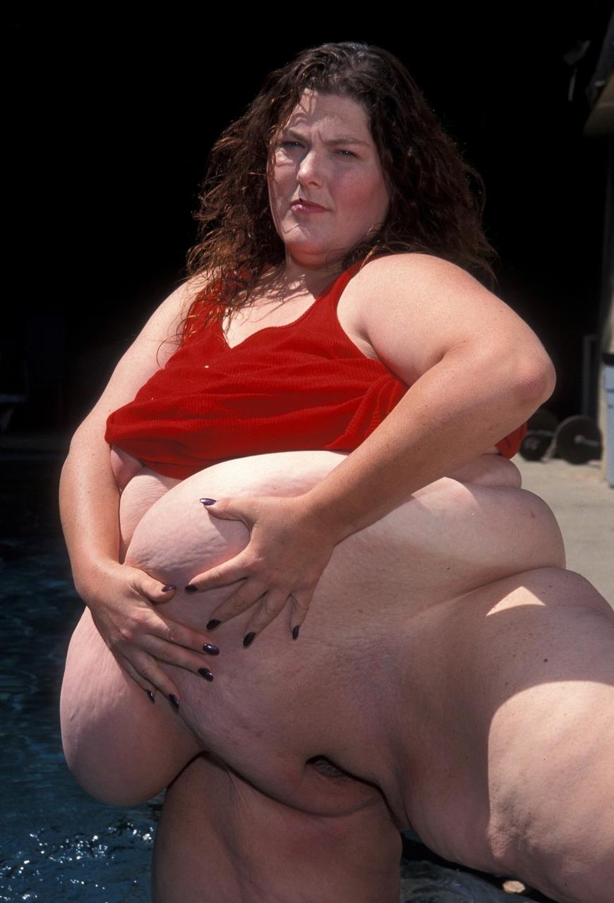 20P A brincalhona BBW Aurora Spivey lava seu enorme corpo e buceta na piscina