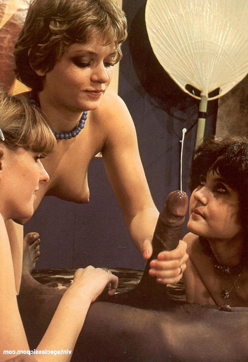20P Zwei süße Mädchen lassen sich bei einem Vintage-Dreier von einem BBC in die haarigen Fotzen ficken