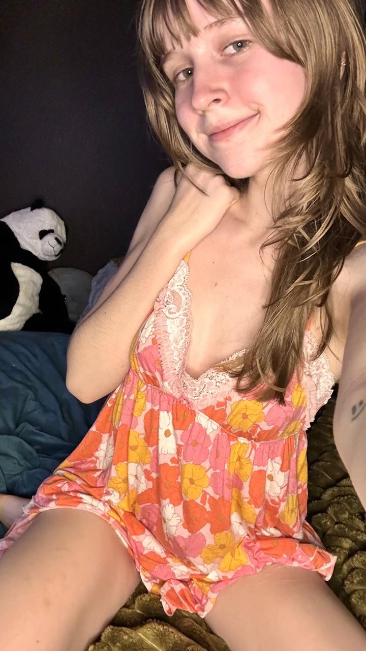 11P Sexy amadora adolescente Teensy Bella posa sedutoramente em sua camisola