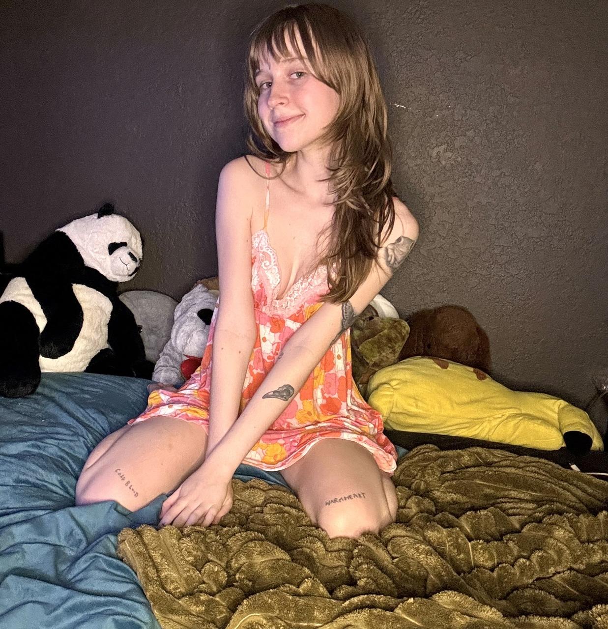11P Sexy amadora adolescente Teensy Bella posa sedutoramente em sua camisola