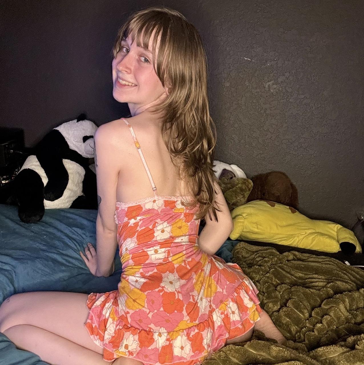 11P Sexy amadora adolescente Teensy Bella posa sedutoramente em sua camisola