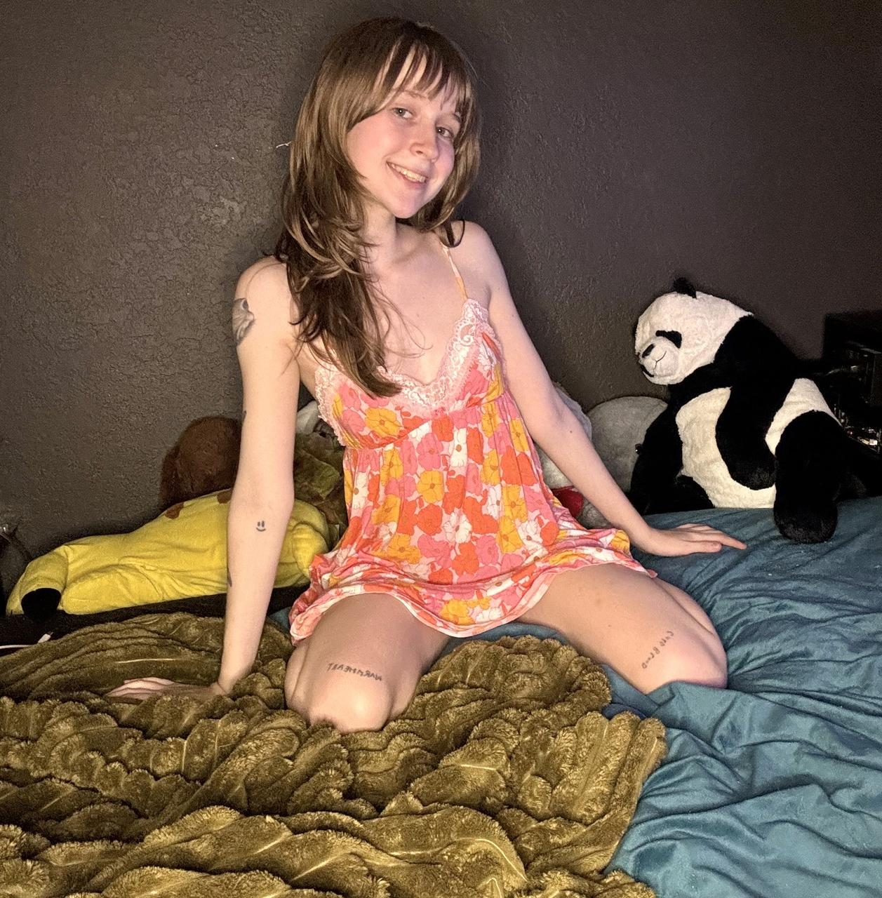 11P Sexy amadora adolescente Teensy Bella posa sedutoramente em sua camisola