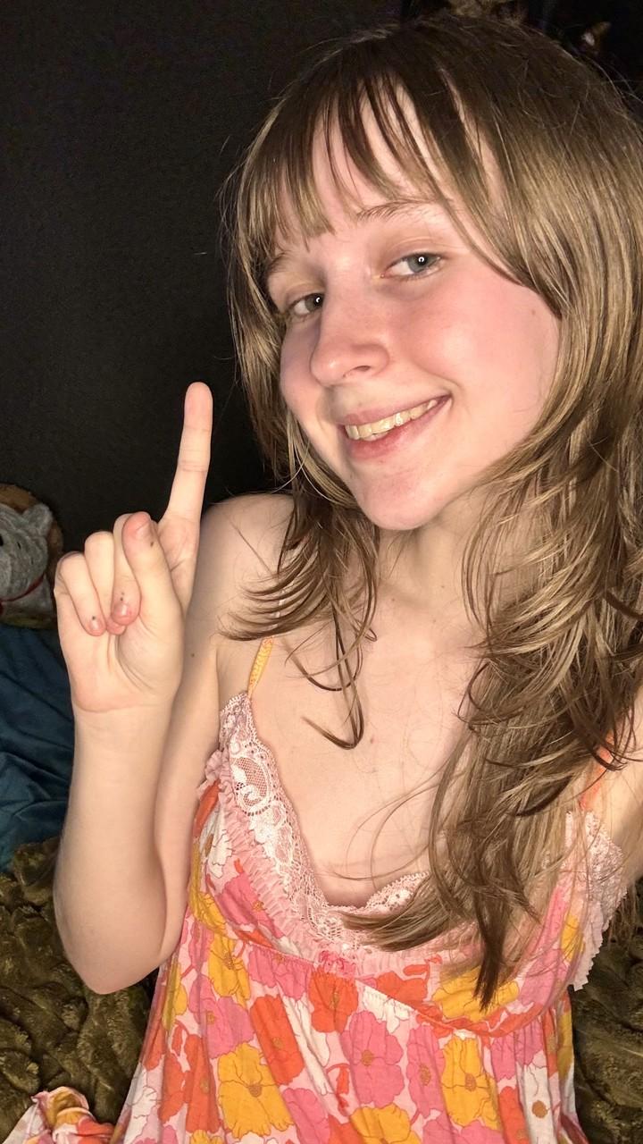 11P Sexy amadora adolescente Teensy Bella posa sedutoramente em sua camisola
