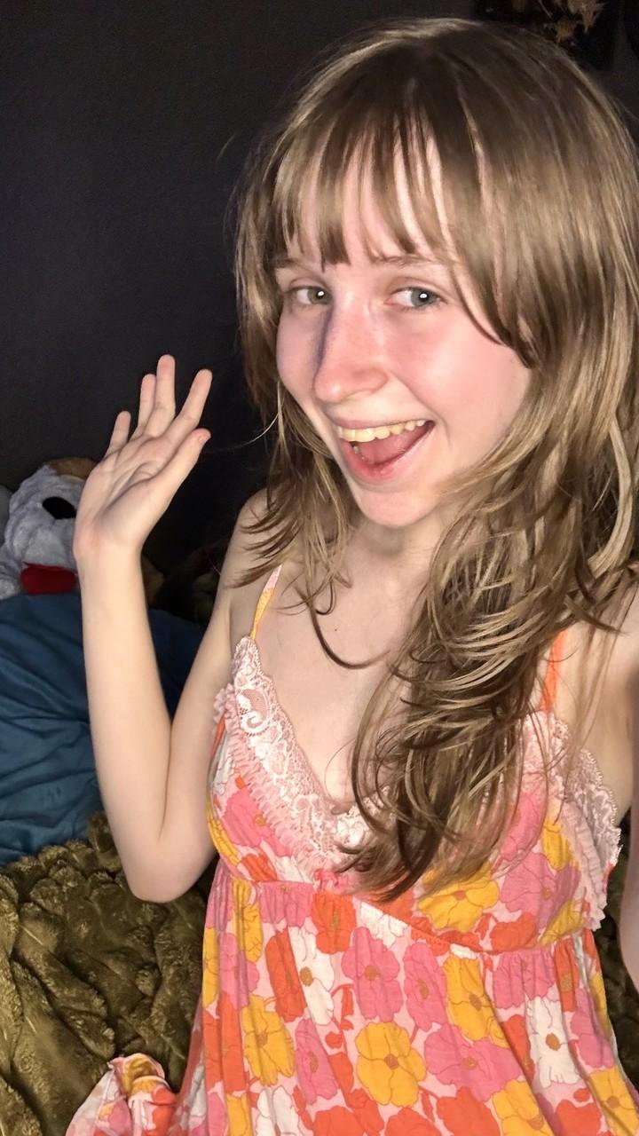 11P Sexy amadora adolescente Teensy Bella posa sedutoramente em sua camisola