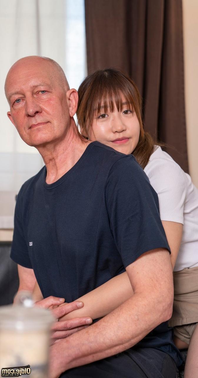 20P La jeune asiatique sexy Ciel Tokyo se fait baiser douloureusement par un grand-père chauve.