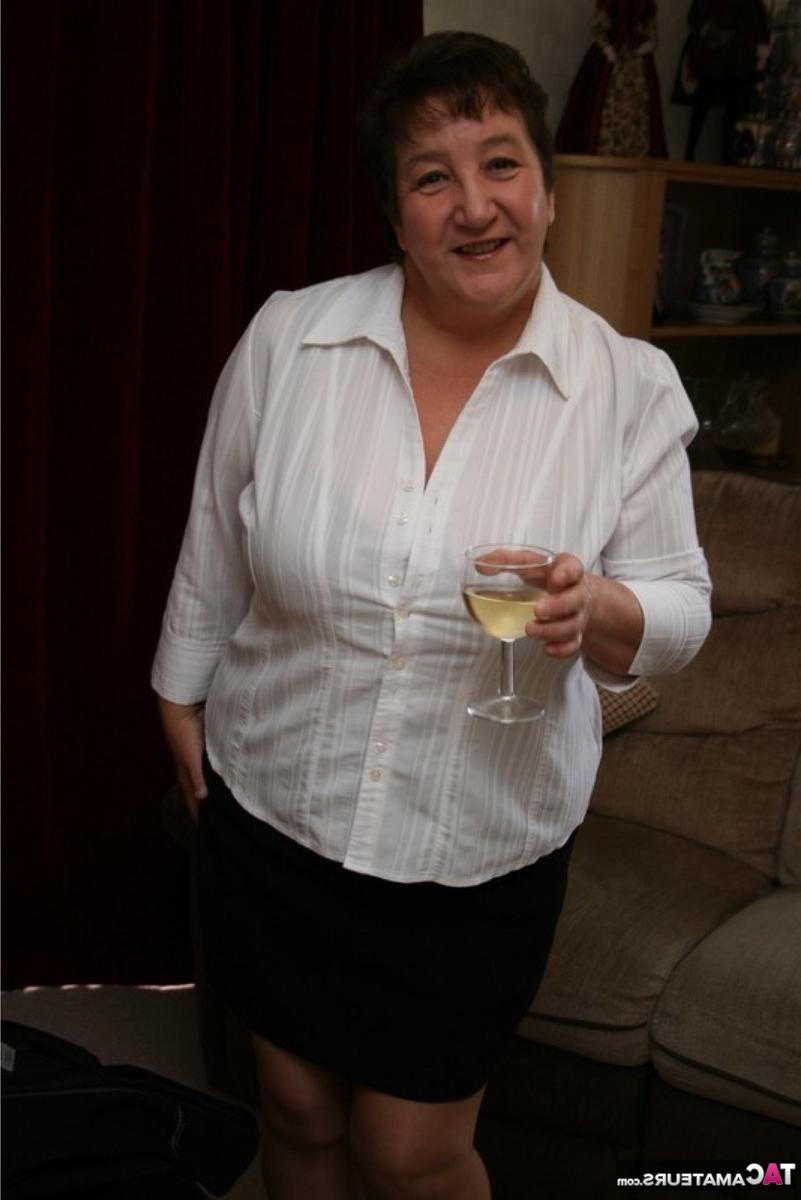 16P 成熟したイギリス人の太った変態キャロルがワインを飲みながらスカートを脱ぐ
