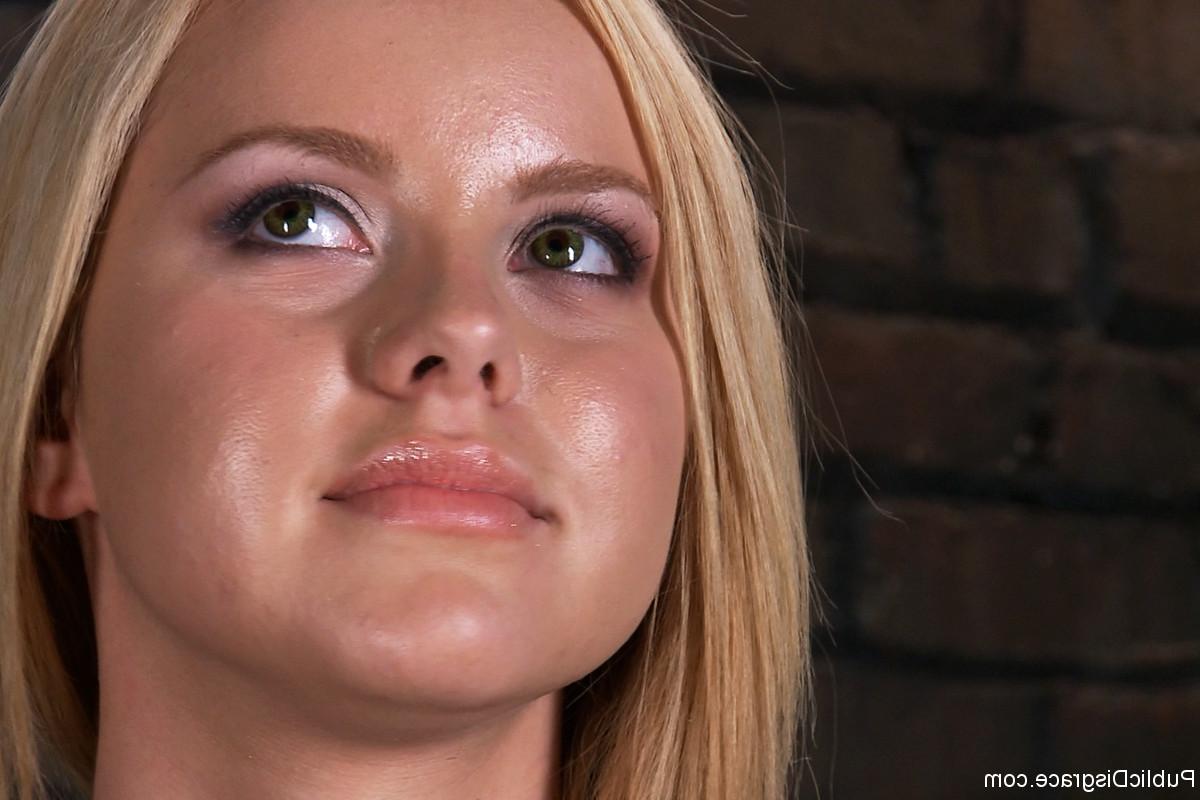 20P La rubia Jessie Rogers muestra sus grandes tetas y es tocada y follada duramente