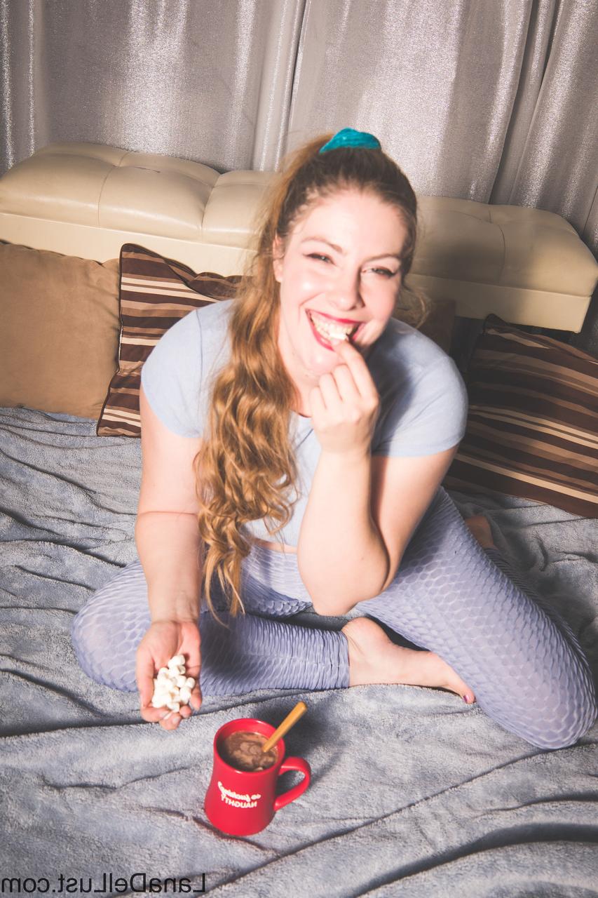 15P A doce adolescente amadora Lana Del Lust expõe seu grande saque e exibe sua vulva