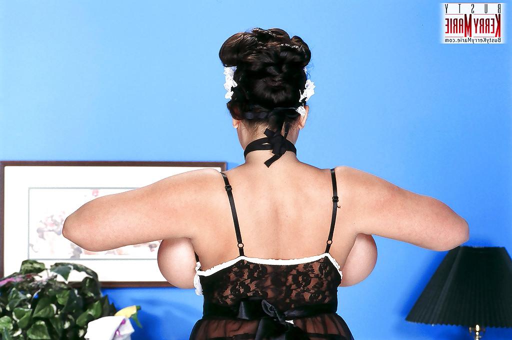 16P A rechonchuda estrela pornográfica latina Kerry Marie exibindo peitos enormes em roupa de empregada doméstica