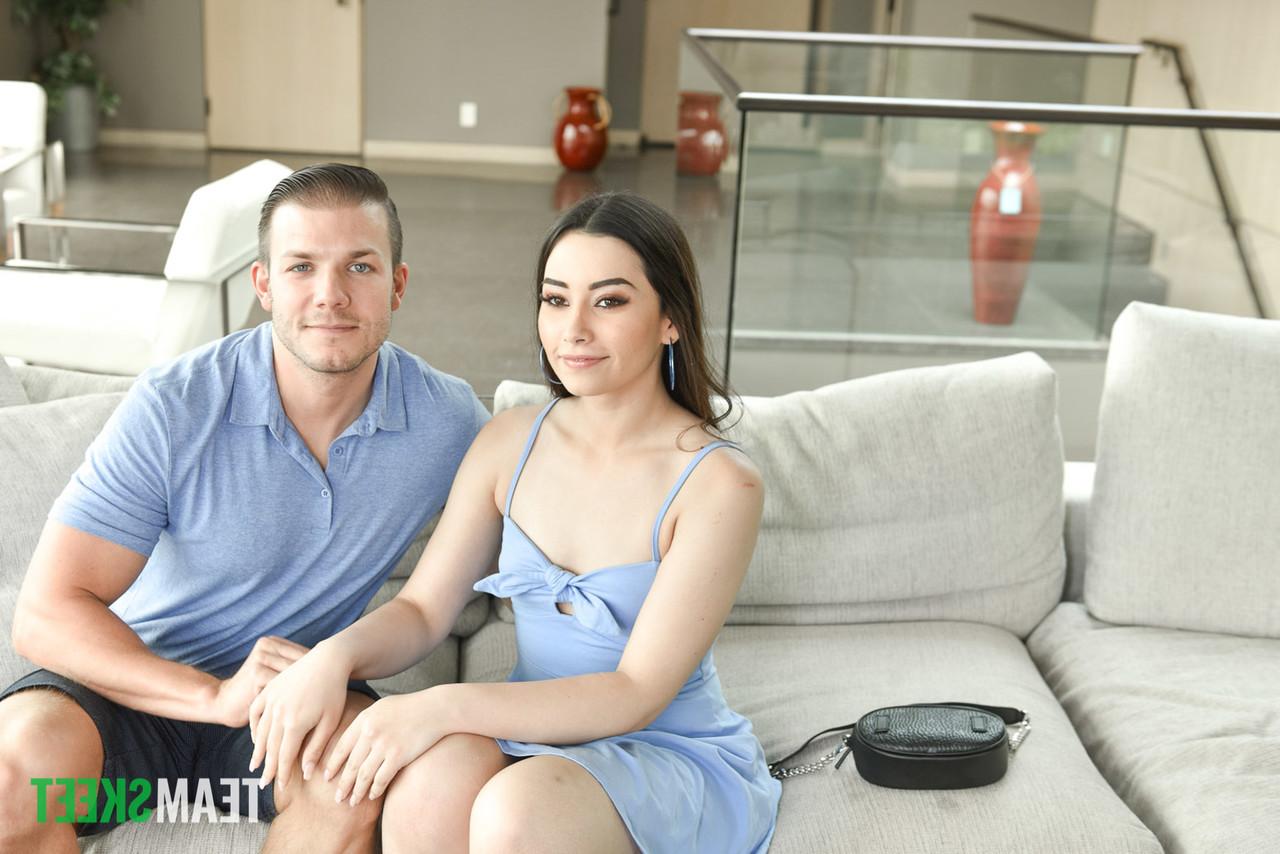 20P A pequena estrela pornográfica Aria Lee sopra e fode uma BBC na presença de seu corno