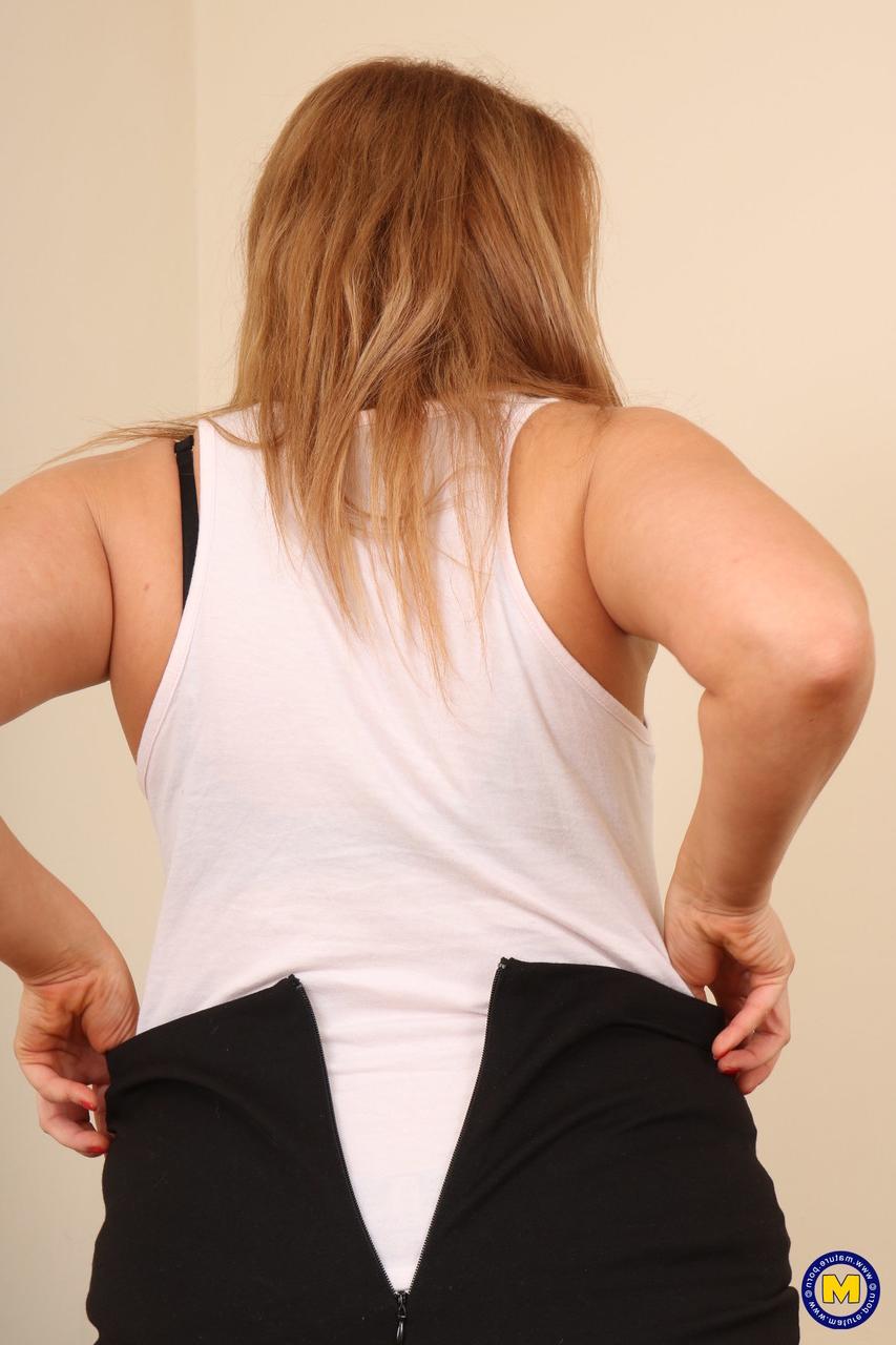 20P Anna Joy, mature et potelée, expose son gros cul et touche sa palourde en solo.