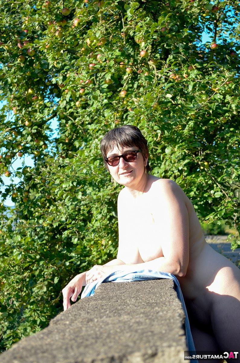 16P Mulher amadora Hot MILF posa nua ao ar livre enquanto usa óculos