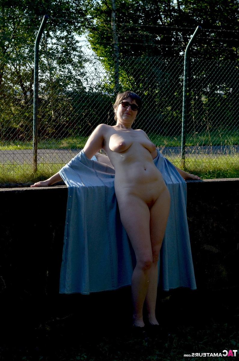 16P Mulher amadora Hot MILF posa nua ao ar livre enquanto usa óculos
