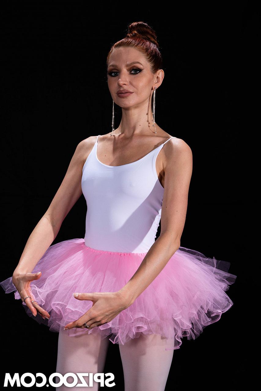 20P A bailarina sexy Lina Joy bate em um pau latejante no estúdio depois da aula de dança