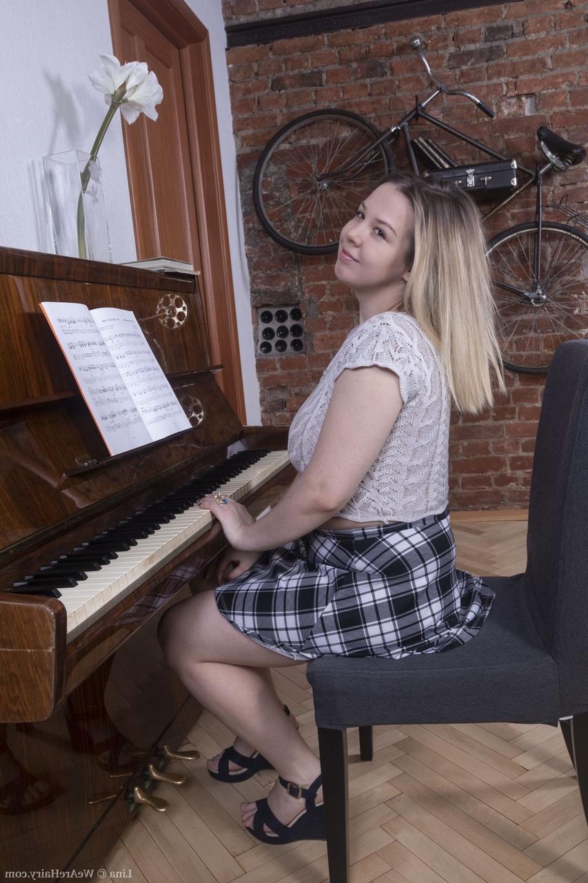 20P A cantora curvilínea Lina tira a roupa para mostrar sua buceta peluda enquanto toca piano