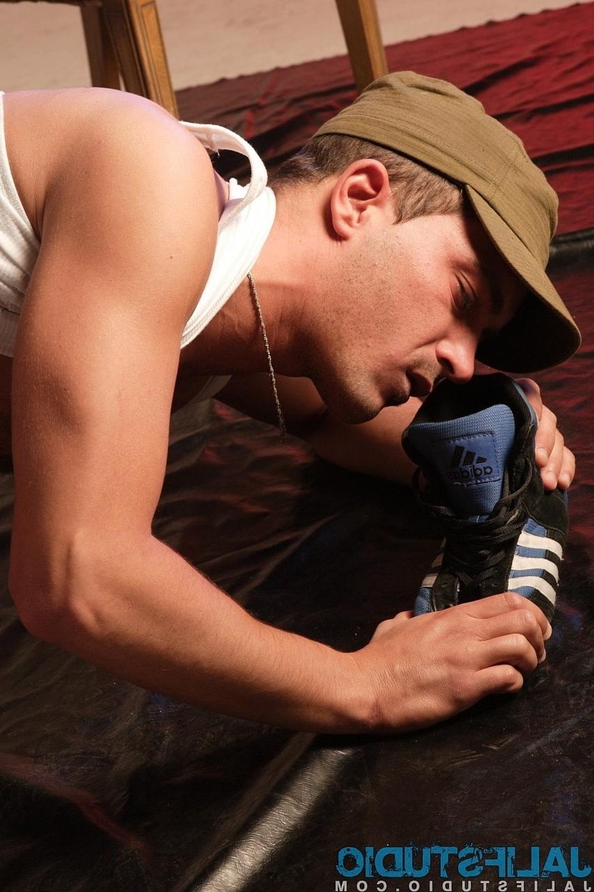 11P Fran Reyes, latino gay en chaleur, dévoile son corps poilu et renifle ses chaussures
