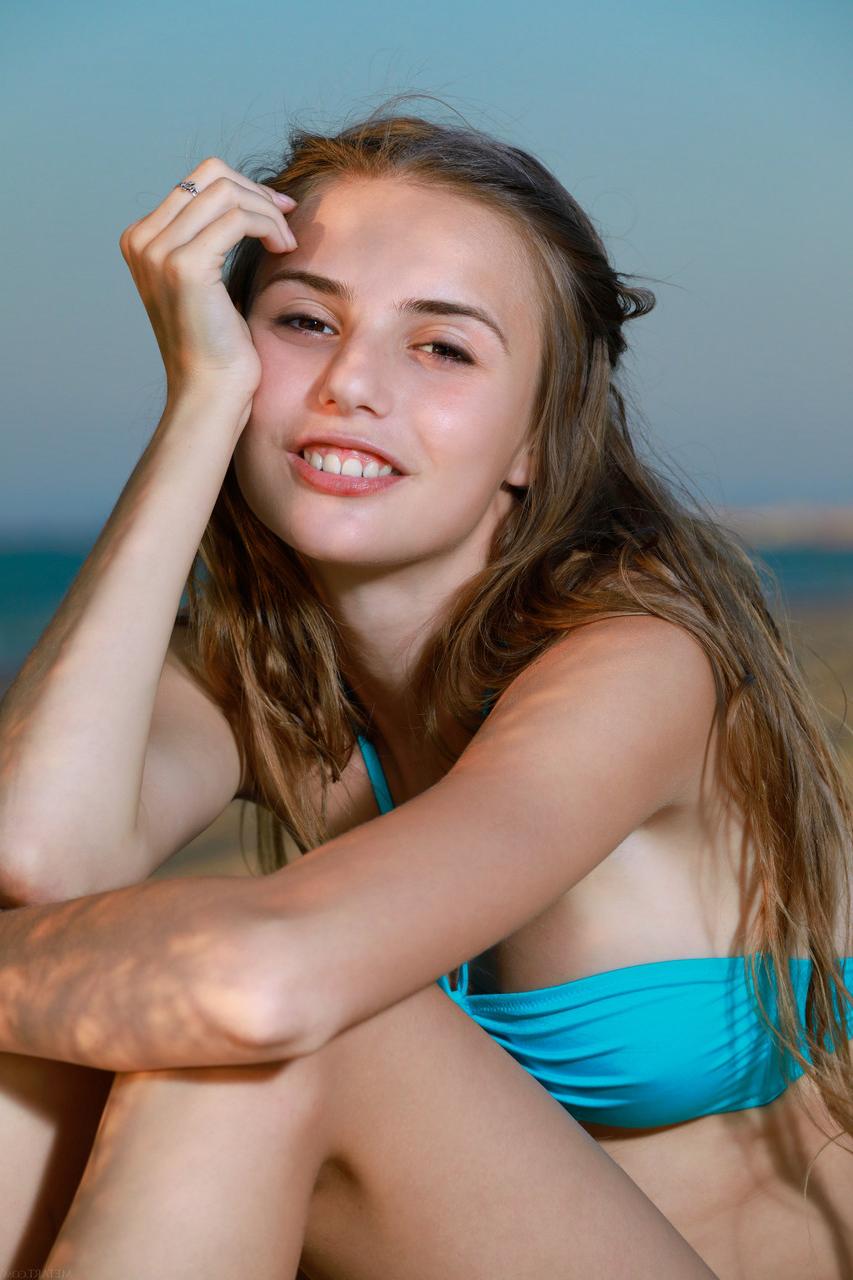 20P A magrinha russa Elle Tan tira a roupa e posa nua na praia