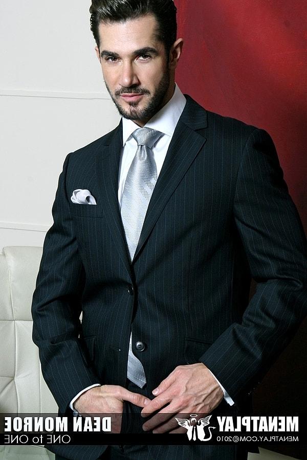 13P O belo empresário gay Dean Monroe tira a roupa e se masturba no escritório