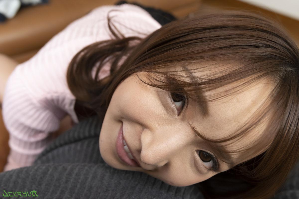 20P La hermosa japonesa Karin Nagisa follada y llenada de creampie en su coño hambriento