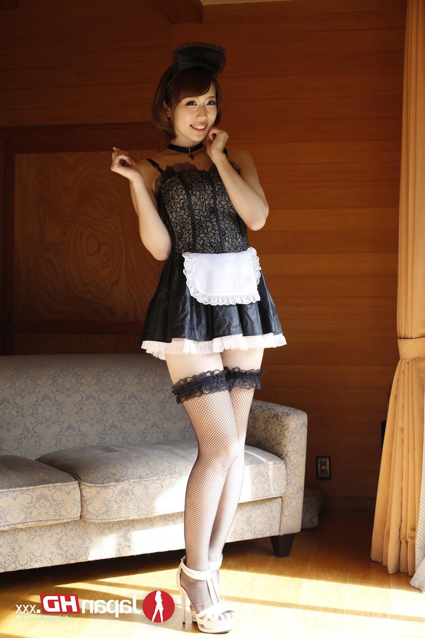 20P A linda adolescente japonesa Seira Matsuoka sorri enquanto posa em uniforme de empregada doméstica