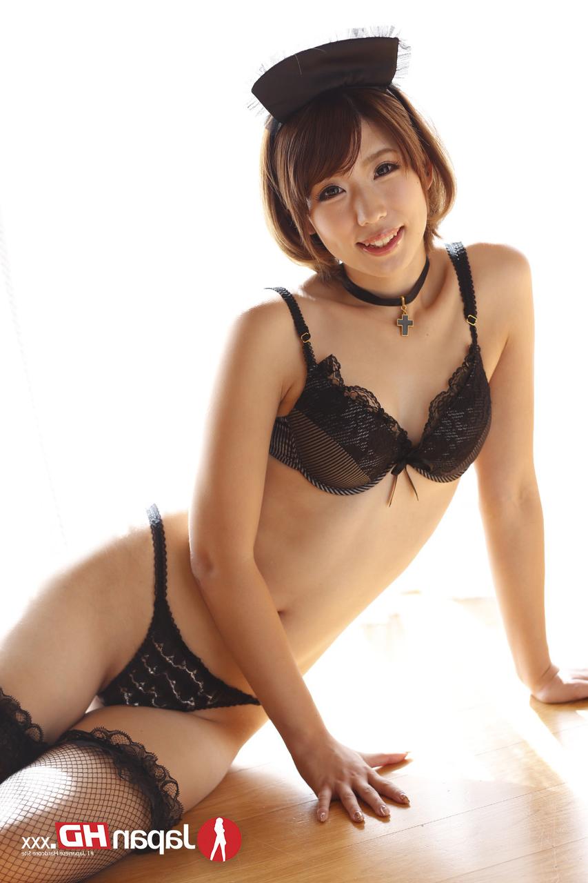 20P A linda adolescente japonesa Seira Matsuoka sorri enquanto posa em uniforme de empregada doméstica