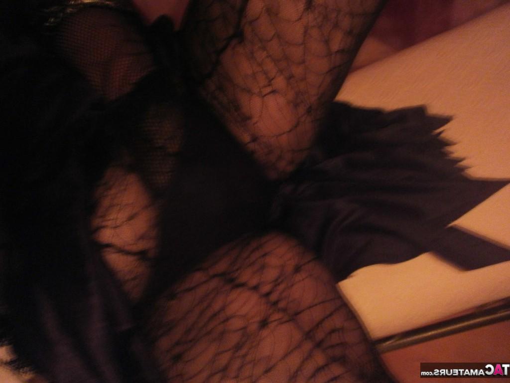 20P A bruxa madura e sacanagem Caro fica super sexy com suas botas pretas e meia-calça