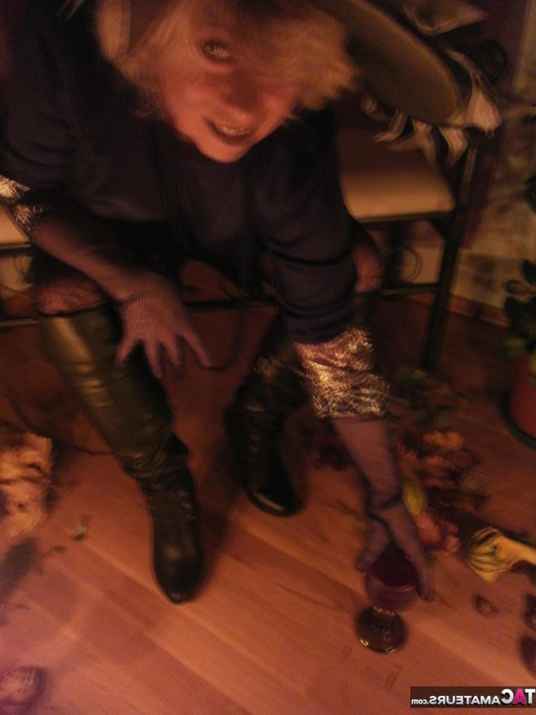 20P A bruxa madura e sacanagem Caro fica super sexy com suas botas pretas e meia-calça