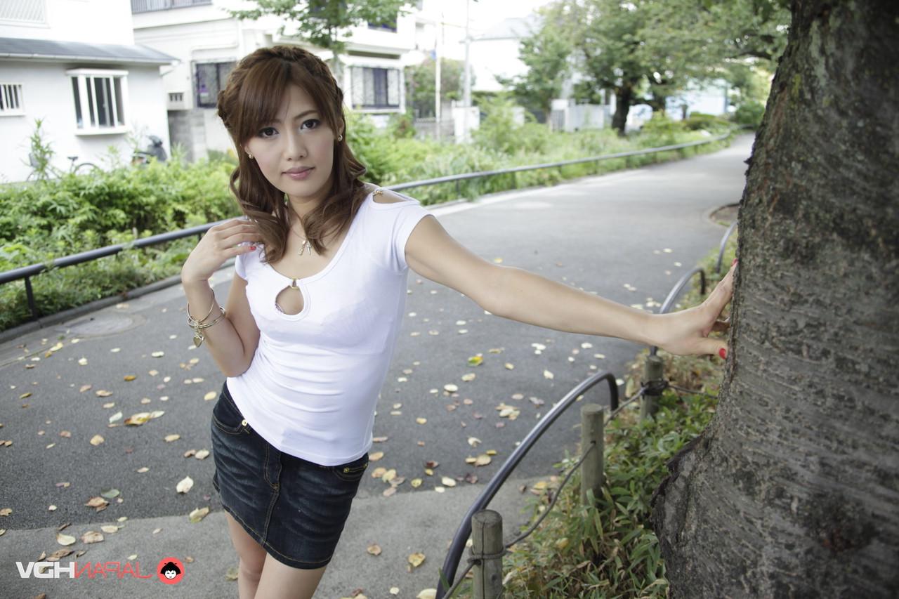 15P A linda japonesa Mei Asou posa ao ar livre para uma sessão de fotos sem nudez