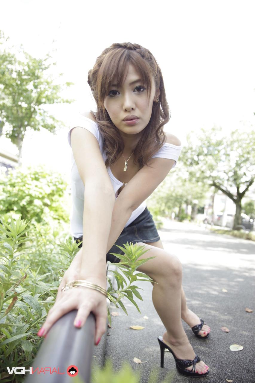 15P A linda japonesa Mei Asou posa ao ar livre para uma sessão de fotos sem nudez