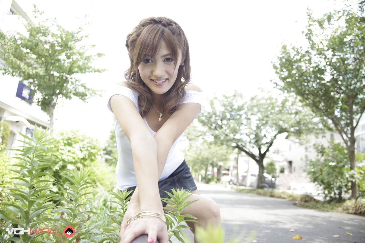 15P A linda japonesa Mei Asou posa ao ar livre para uma sessão de fotos sem nudez