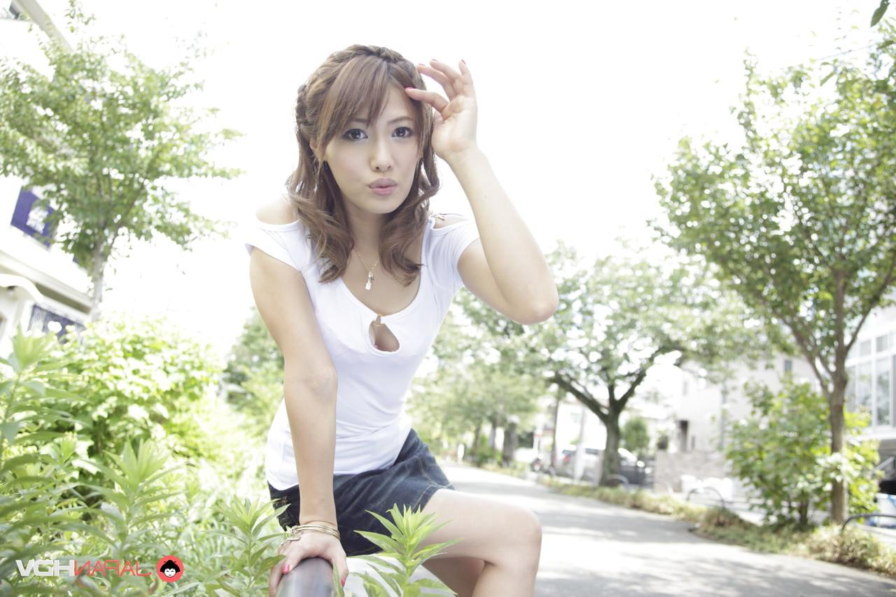 15P A linda japonesa Mei Asou posa ao ar livre para uma sessão de fotos sem nudez
