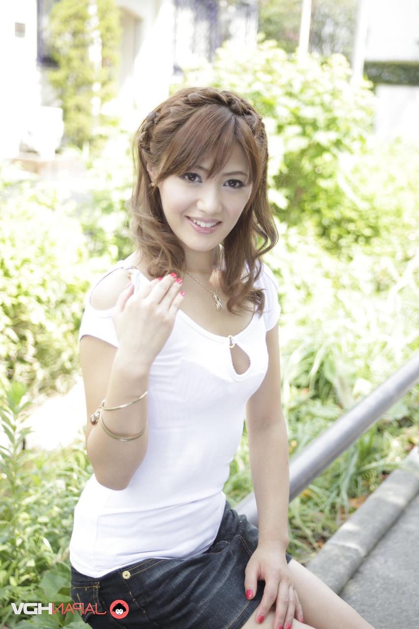 15P A linda japonesa Mei Asou posa ao ar livre para uma sessão de fotos sem nudez