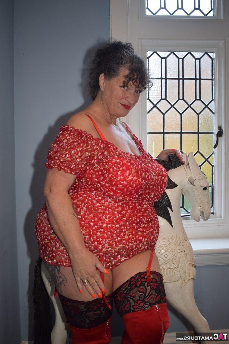 16P Gorda madura libera seus peitos grandes antes de mostrar sua bunda grande