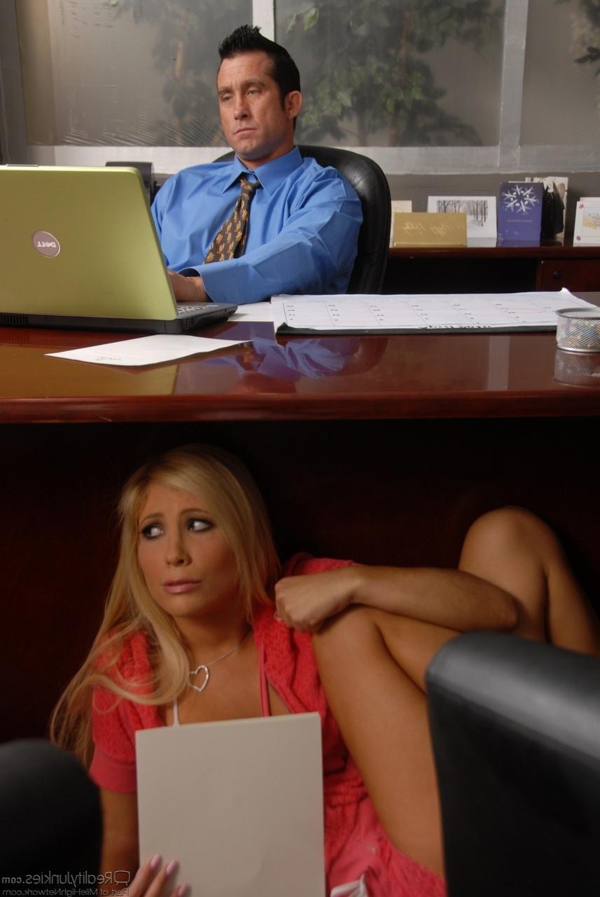 20P Tasha Reign, une femme de bureau blonde, se fait défoncer par son patron Billy Glide.