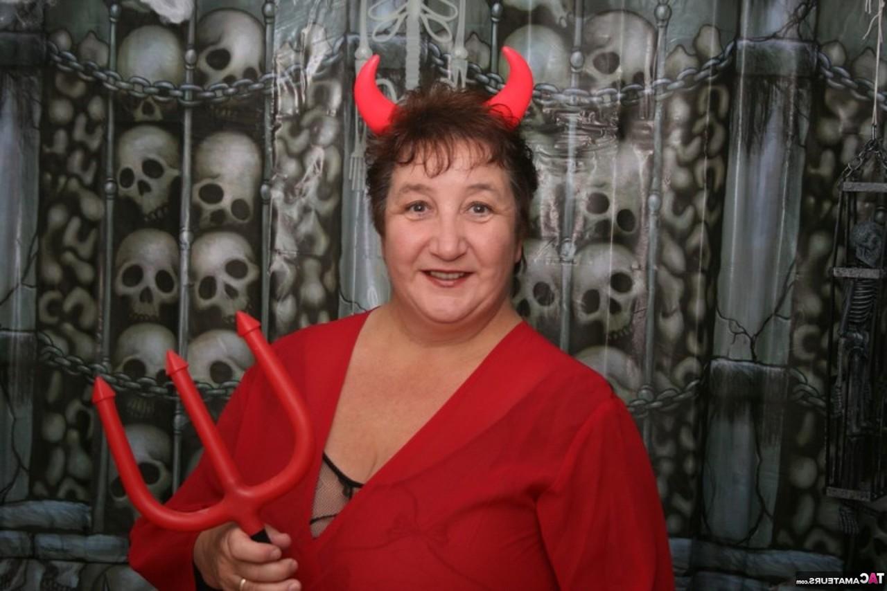 16P Kinky Carol madura e gorda descobre seus peitos enormes no Halloween