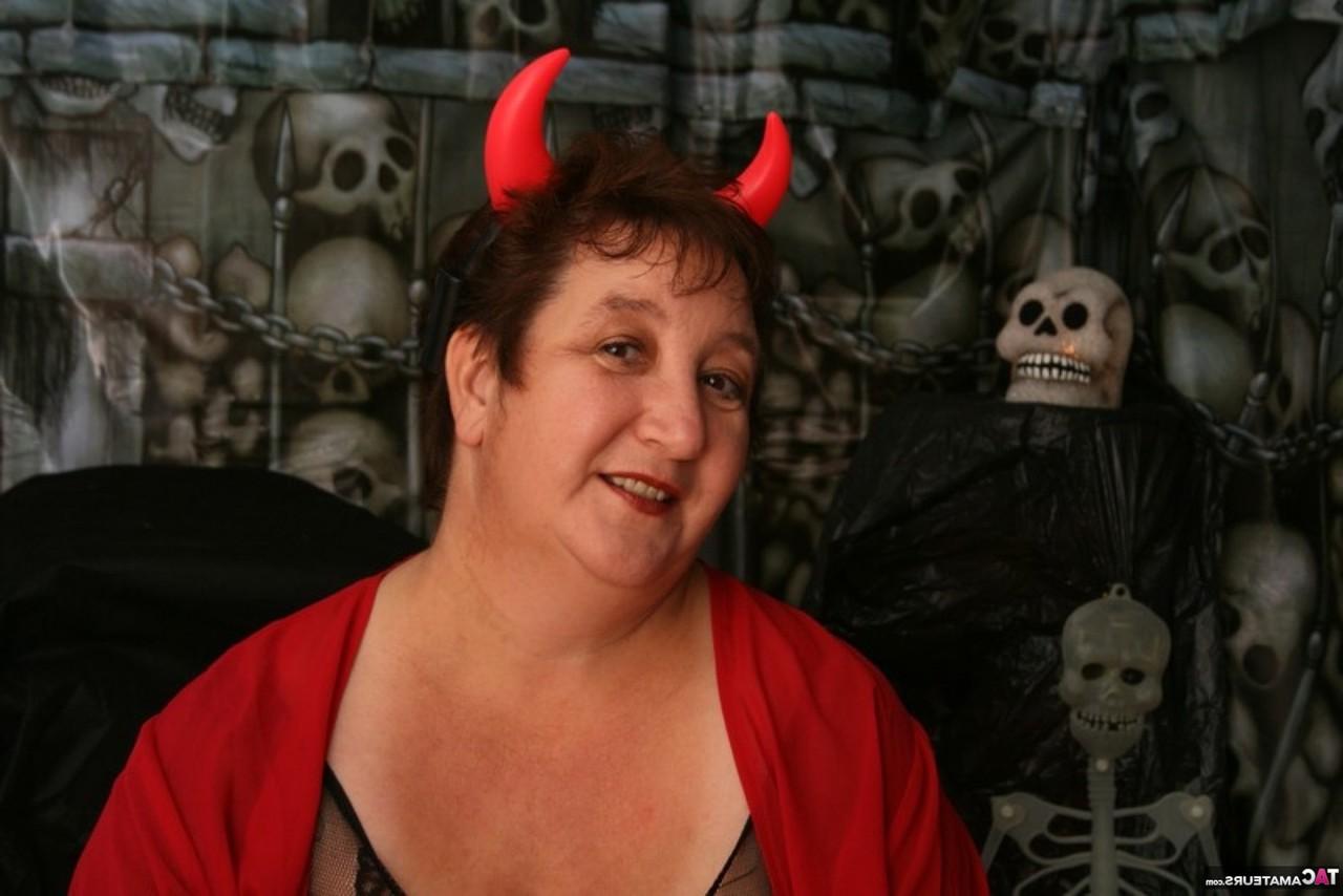 16P Kinky Carol madura e gorda descobre seus peitos enormes no Halloween