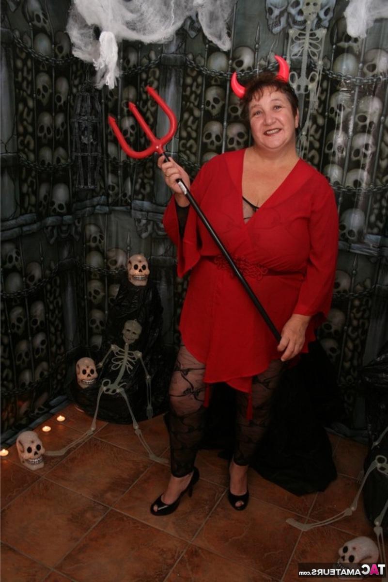 16P Kinky Carol madura e gorda descobre seus peitos enormes no Halloween
