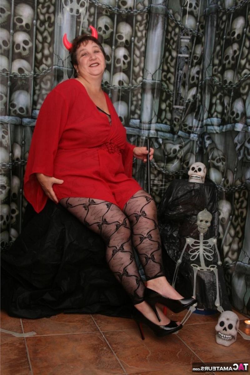 16P Kinky Carol madura e gorda descobre seus peitos enormes no Halloween