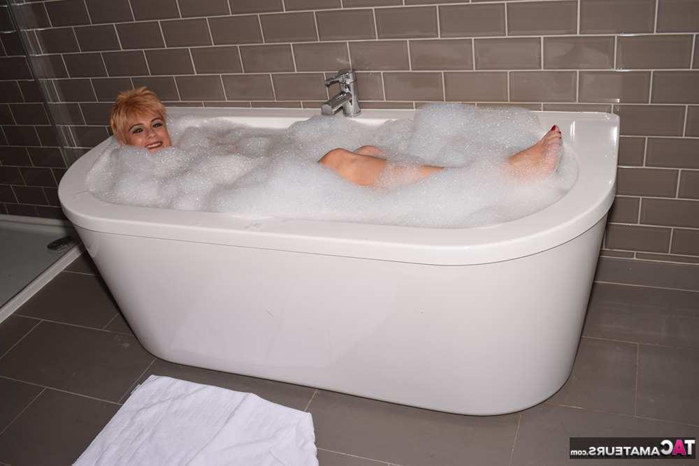 20P Die Dame mittleren Alters, Dimonty, trägt beim Baden und Duschen kurze Haare