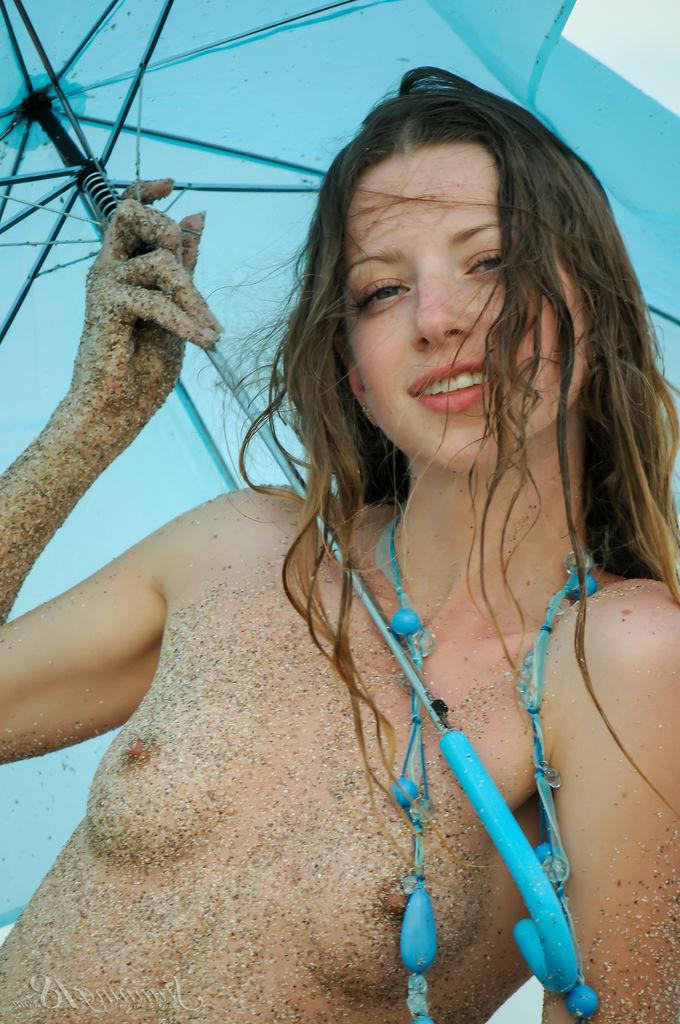 16P Mika A, uma modelo gostosa de 18 anos, totalmente nua na praia