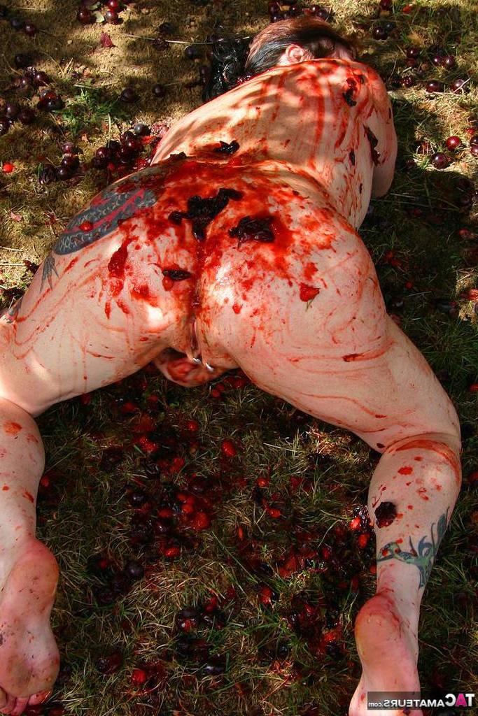 20P Грудастая зрелая толстая Мэри Сучка катается в упавших сливах обнаженной и мастурбирует