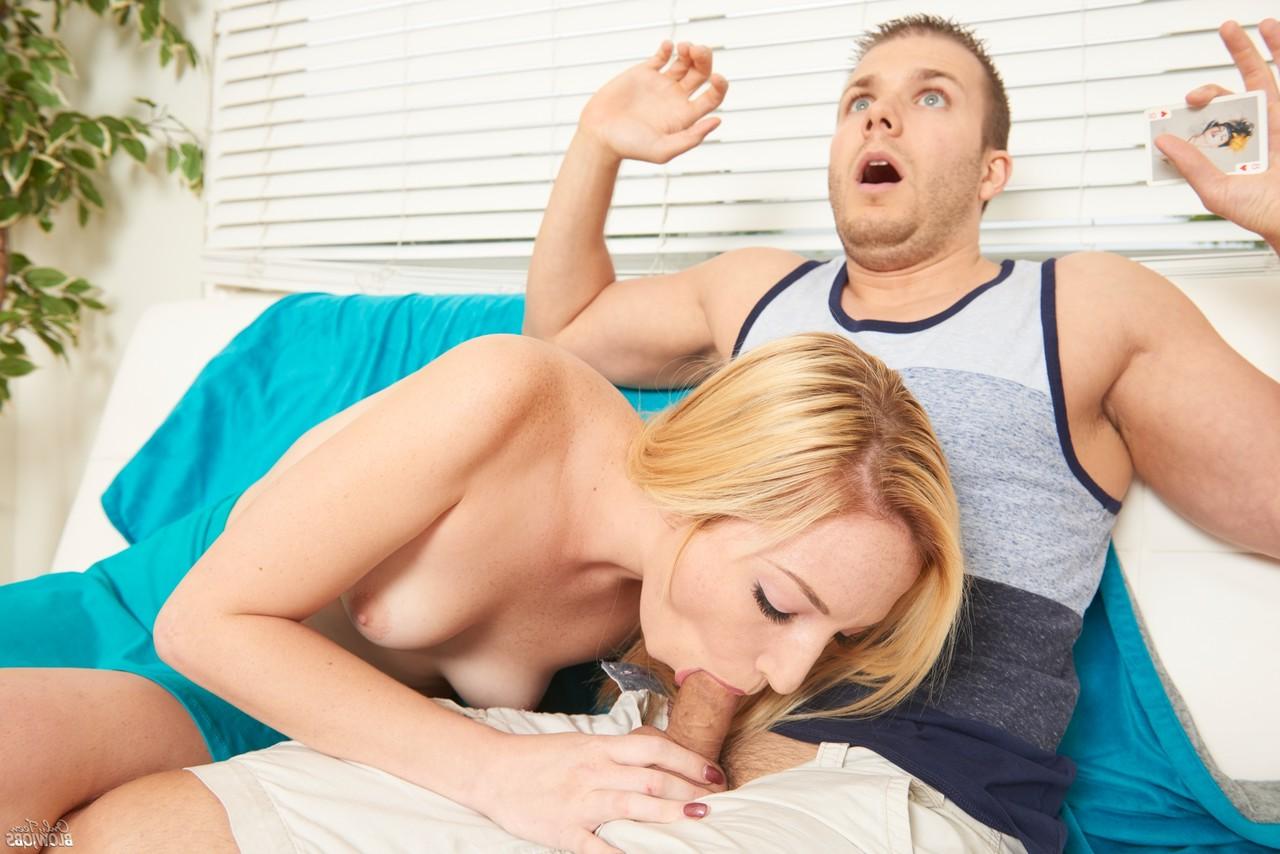 20P Die blonde Teenagerin Zoe Parker zieht ihren Rock aus und posiert nackt, bevor sie einen bläst