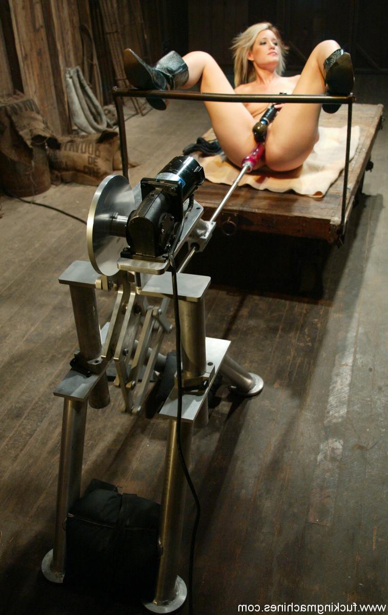 20P A loira gostosa Kimberly Kane recebe um vibrador de máquina em sua buceta inchada