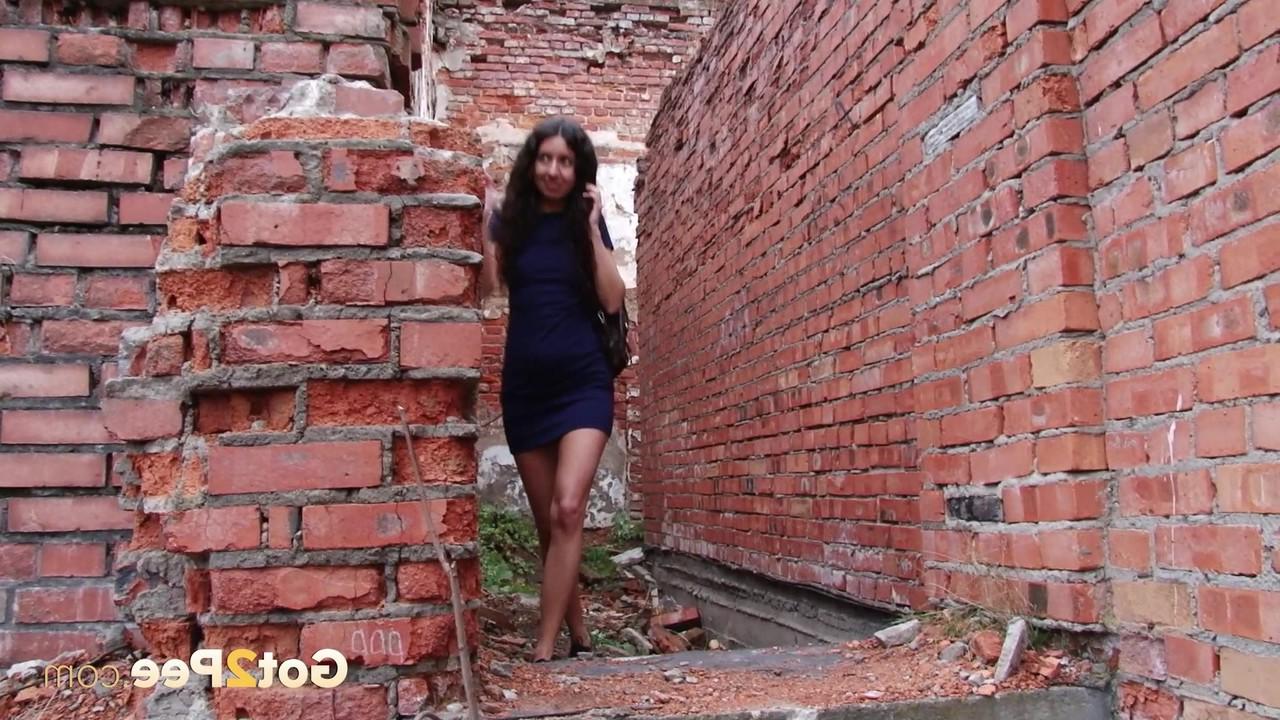 15P A garota caucasiana Katya mostra sua bela bunda enquanto mija perto de paredes de tijolos