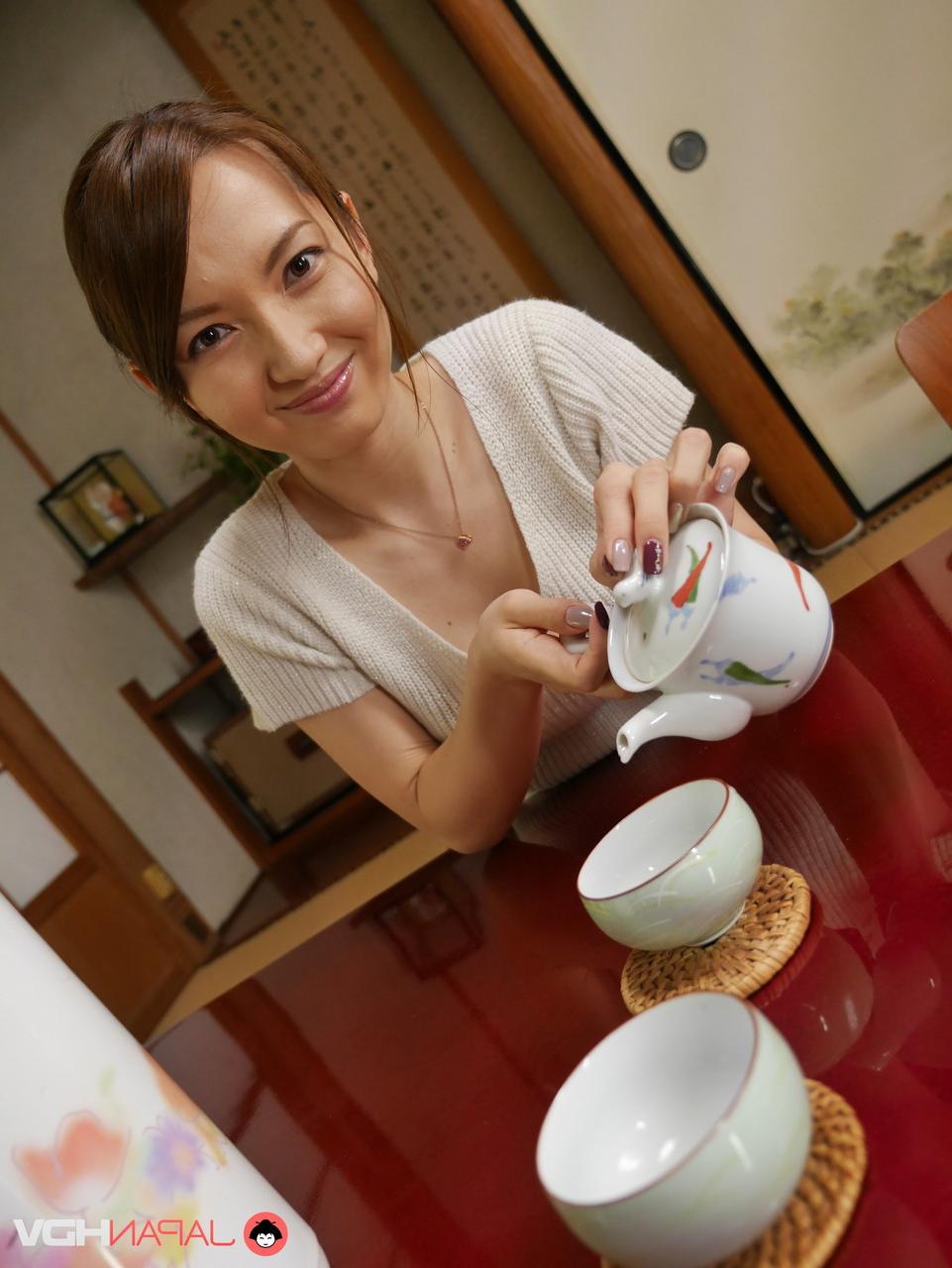 20P A linda namorada japonesa Hitomi Hayama dando um BJ e provando porra fresca
