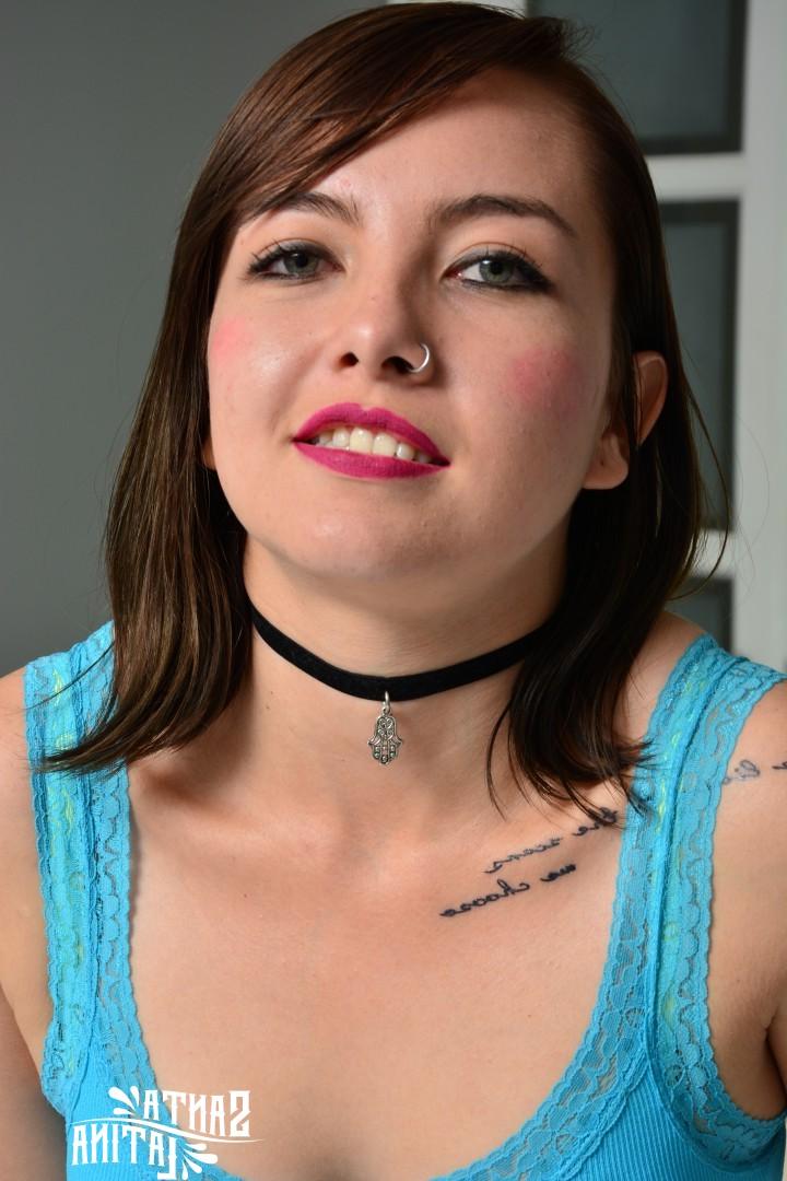 17P 美人キャシー・ヴィオレッタがかがんで黒パンストを履いたキラーなお尻を見せる