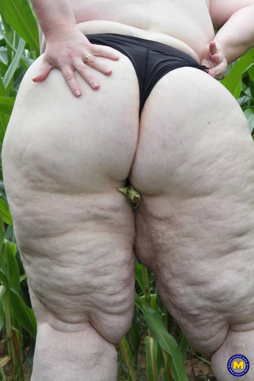 20P Plump European Tina C undresses in a corn field & masturbates her mature cunt