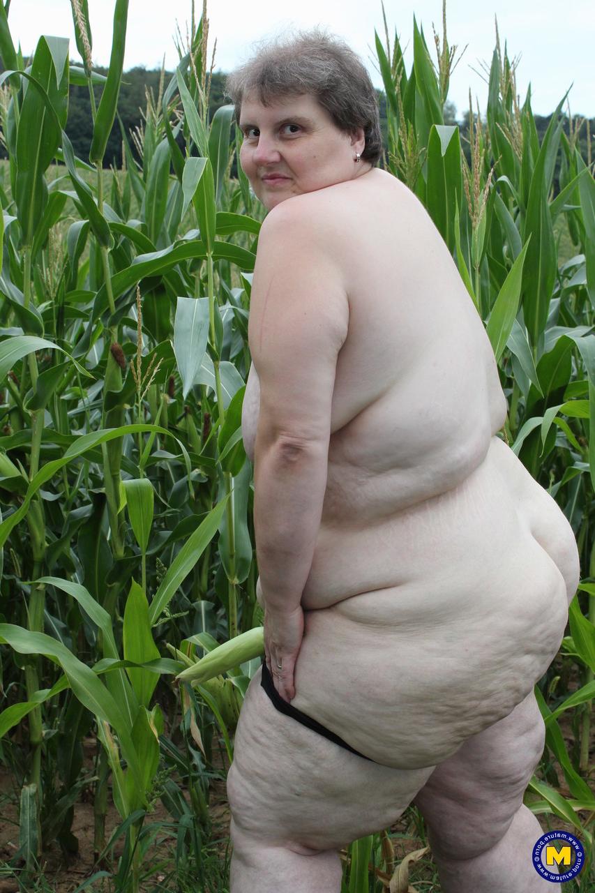 20P Plump European Tina C undresses in a corn field & masturbates her mature cunt