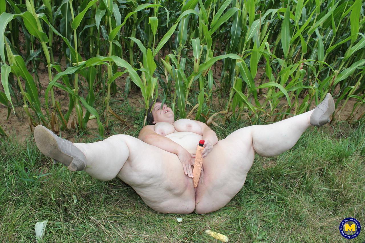 20P Plump European Tina C undresses in a corn field & masturbates her mature cunt
