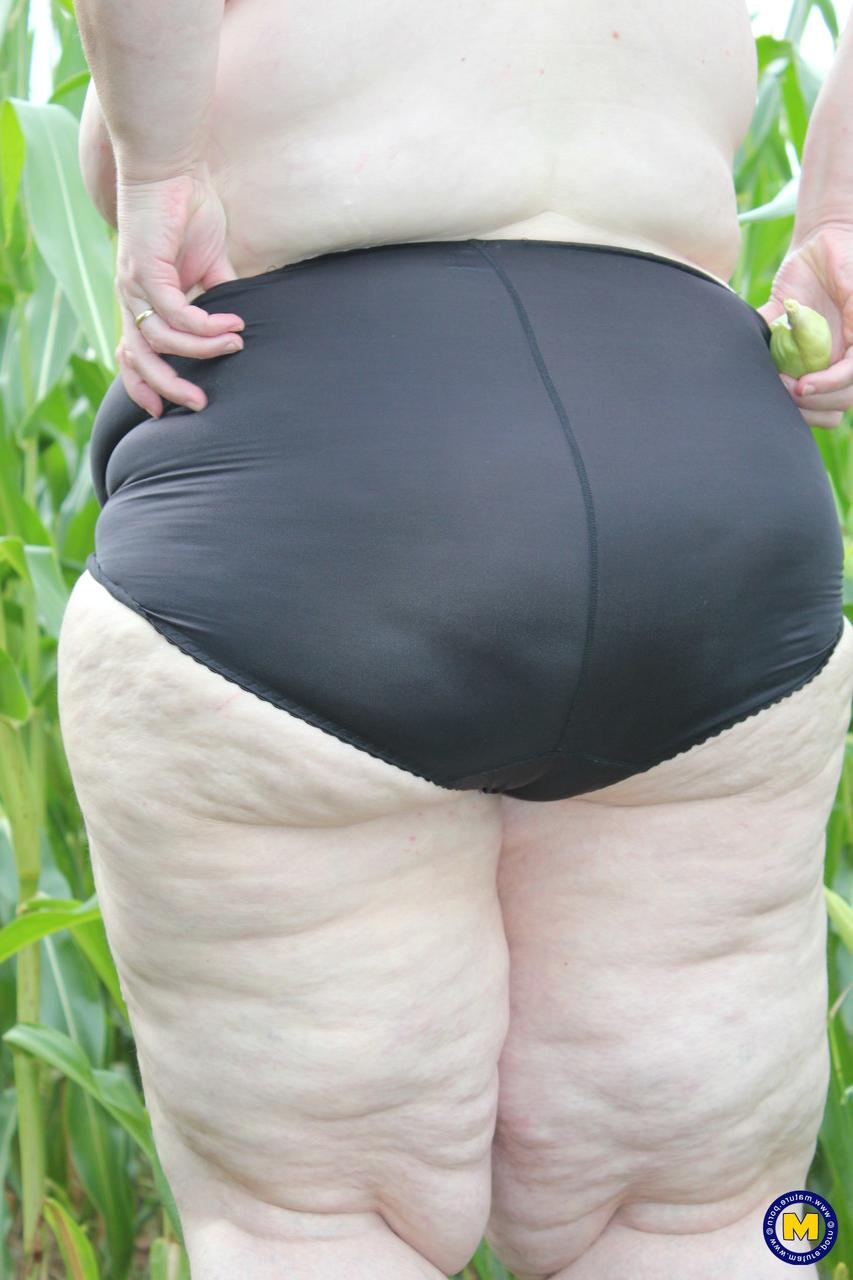 20P Plump European Tina C undresses in a corn field & masturbates her mature cunt